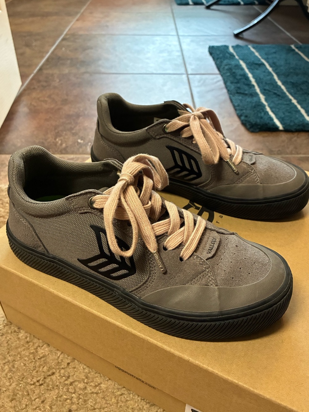 Cariuma Gray Canvas lightweight Sneakers with pink Laces